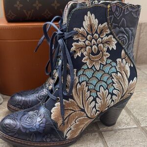 Elegant Floral Lace-Up Boots - Navy and Beige